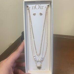 Noir necklace and earring set